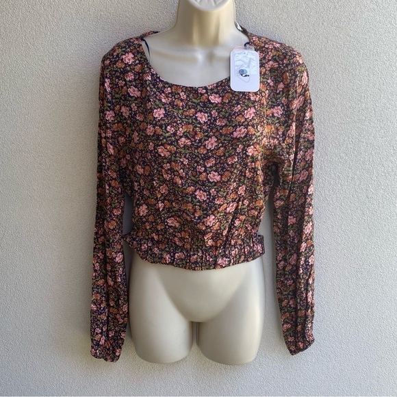 Nordstrom Elodie Blouse Size M Ditsy Floral Cropped Top
Cutout Back - Picture 7 of 7